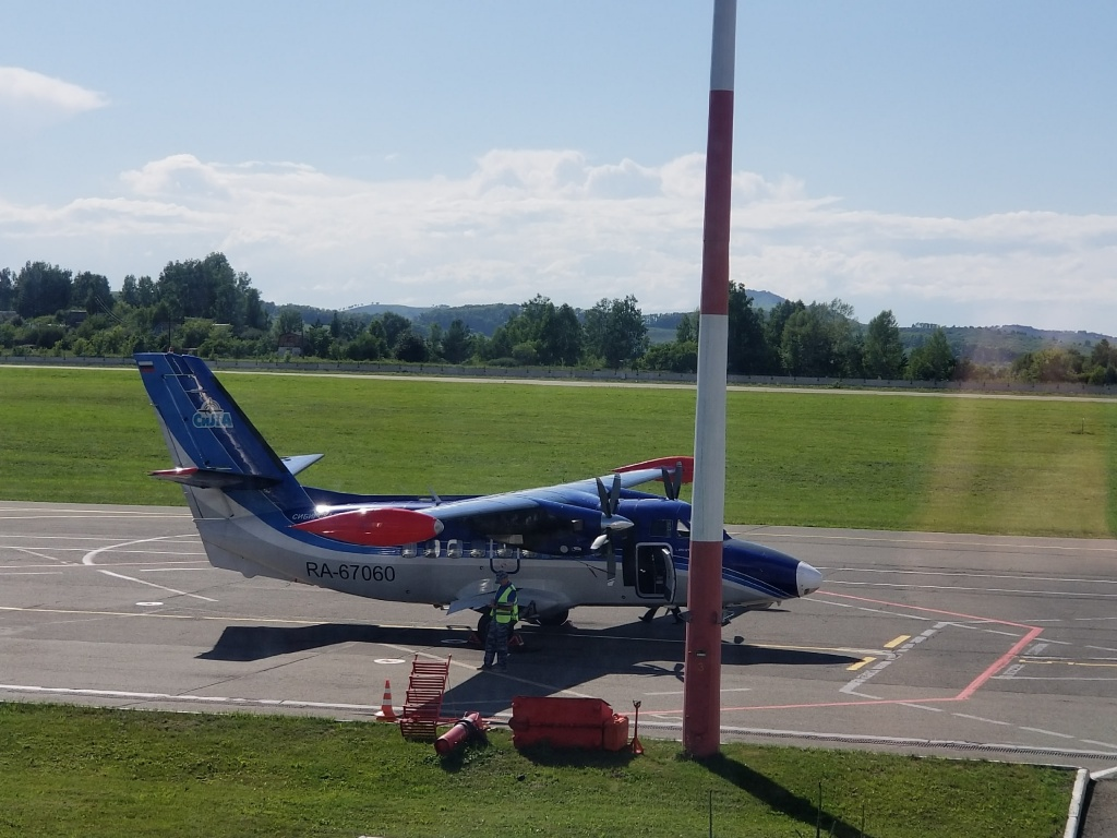 Фото: Самолёт авиакомпании СиЛа в аэропорту Горно-Алтайска / Медведев Александр