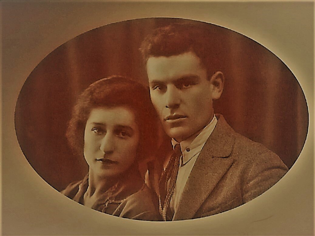   Мои бабушка и дедушка познакомились когда им было по 15, поженились в 19 и прожили в счастливом браке 70 лет.-2