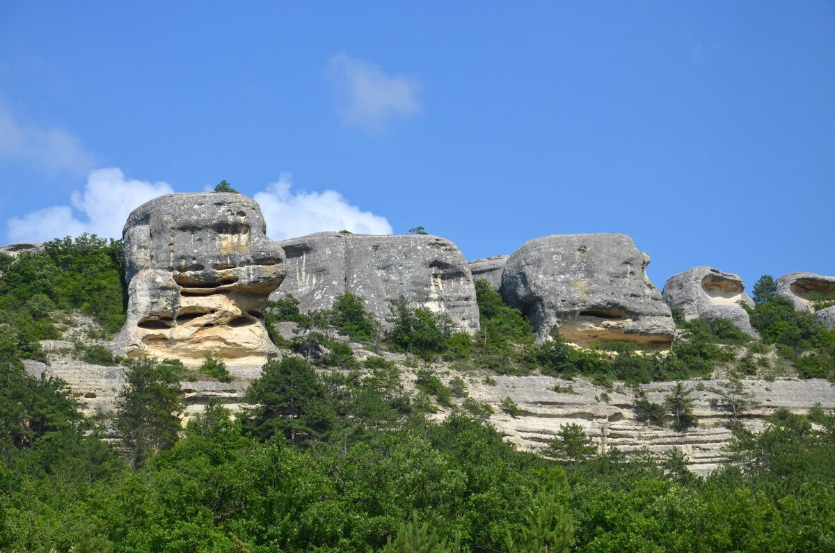 Сфинксы Каралезской долины в Крыму. Вид снизу от дороги. Фото автора.