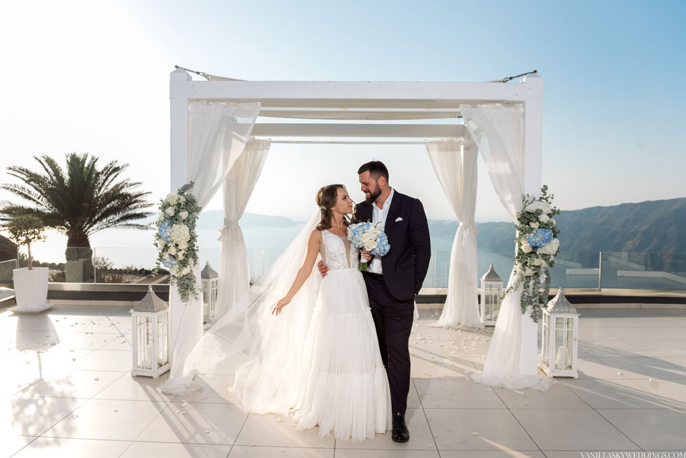 В чем прелесть провести свадьбу на острове Санторини в Греции? Делимся откровением.