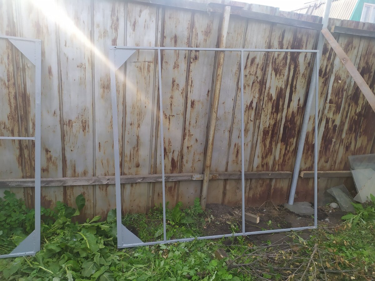 Сварил рамы будущих ворот из б/у профиля который был под рукой