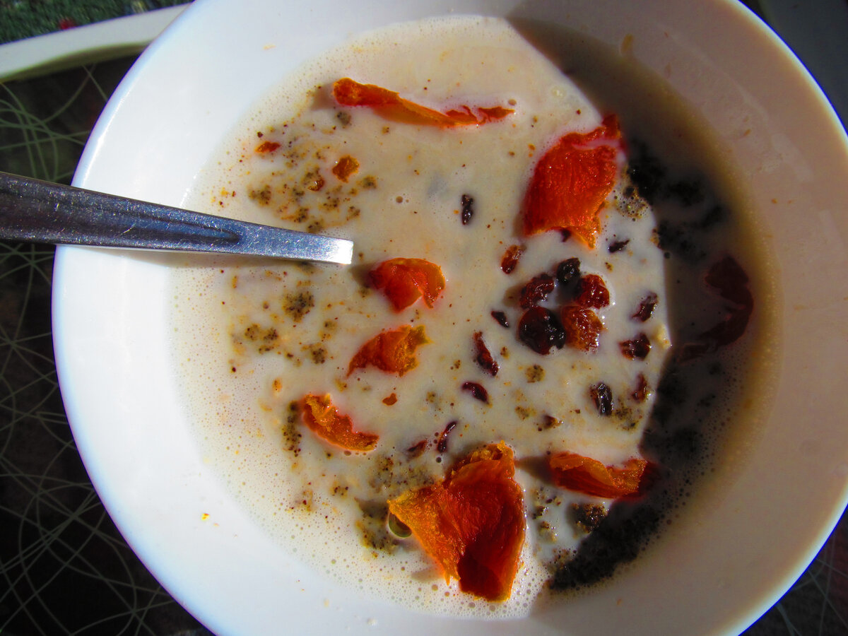 Завтрак из сухофруктов на овсяном молоке