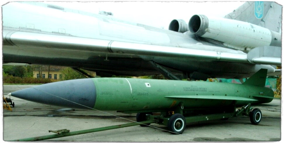Источник: litnik.in.ua. Ту-22К украинских ВВС с ракетой Х-22. В 2004 году с финансовой поддержкой США ракеты данного типа были полностью уничтожены.