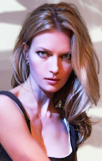 Песня "Свет". 
Свет волшебный нас озарил,
Красотка яркая весело прошла,
Свет страсти меня вдохновил,
Очаровала краса меня.
Свет страсти меня вдохновил,
Очаровала краса меня.

В душе моей весна пылает,
Чувства милые звенят,
Красотка прекрасная восхищает,
Мечты мои летят.

Глаза красивые меня зовут,
Уходит грусть моя,
Губы нежные зовут,
Восхищает стройная краса.

Голос звонкий чарует,
Расцветает нежность моя,
Свет прекрасный над нами колдует,
Освещает влюблённые наши сердца.
Свет прекрасный над нами колдует,
Освещает влюблённые наши сердца.

15.2.2015 год.