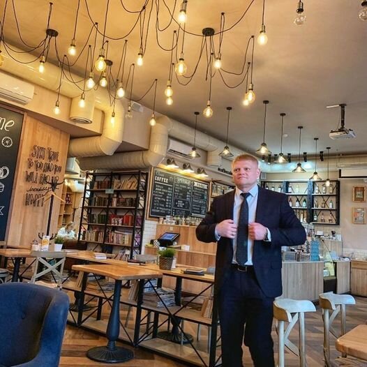 Уважаемые друзья, доброго времени суток. С вами я, арбитражный управляющий Мартов С.Н., и мы с вами сегодня обсудим одну очень интересную тему – как некоторым людям удается вытащить счастливый билет и оказаться при хорошей государственной должности.  Возможно, каждый из нас хоть однажды, столкнувшись с вопиющей некомпетентностью своего руководителя или какого-нибудь чиновника, в сердцах говорил: «Поставь меня на его место, я бы лучше сделал!» Задавал такие вопросы себе и я, но только до поры, пока самому не пришлось поучаствовать в конкурсе на включение в кадровый резерв на замещение государственных должностей правительства одного из южных субъектов РФ. Я оказался среди тех 10 – 15 процентов, успешно прошедших все этапы отбора, в числе которых было компьютерное тестирование, деловые игры, защита эссе, собеседование, и еще много всего интересного. В итоге собрали всех нас, таких образованных счастливчиков - управленцев, поблагодарили за участие, но в кадровый резерв зачислили тех, кто уже работал в правительстве, и кто, как я понимаю, заранее был запланирован на данное повышение. Через непродолжительное время из их числа и назначили на соответствующие должности. Хорошо, мне не пришлось никуда ехать, только дополнительные знания получил в результате подготовки к конкурсу. Но некоторые, вполне достойные претенденты поверили, что будет честный конкурсный отбор, и в надежде приехали за тысячи километров из других субъектов России! Я не знаю, насколько достойные оказались выигравшие конкурс претенденты, и даже гипотетически допускаю, что они оказались лучшими среди всех, прошедших отбор, так как уже работали на государственных должностях субъекта, обладали профильным опытом и т.п. Но к чему было губернатору устраивать этот представление - для пиара, для видимости? Ведь руководителю субъекта законодательством дано право назначать на эти должности по своему усмотрению, безо всяких отборочных процедур. Так и назначал бы, а не устраивал цирк! Ведь короля определяет свита, и какую команду себе руководитель подберет, с теми и будет добиваться успеха. К слову, судьба с данным губернатором обошлась не самым лучшим образом, он покинул должность, и в итоге даже без «теплого» местечка остался. Но это совсем другая история. А в рамках данной публикации, если у вас имеются другие примеры из жизни на эту тему, пишите, делитесь, с удовольствием почитаю ваши комментарии! 
