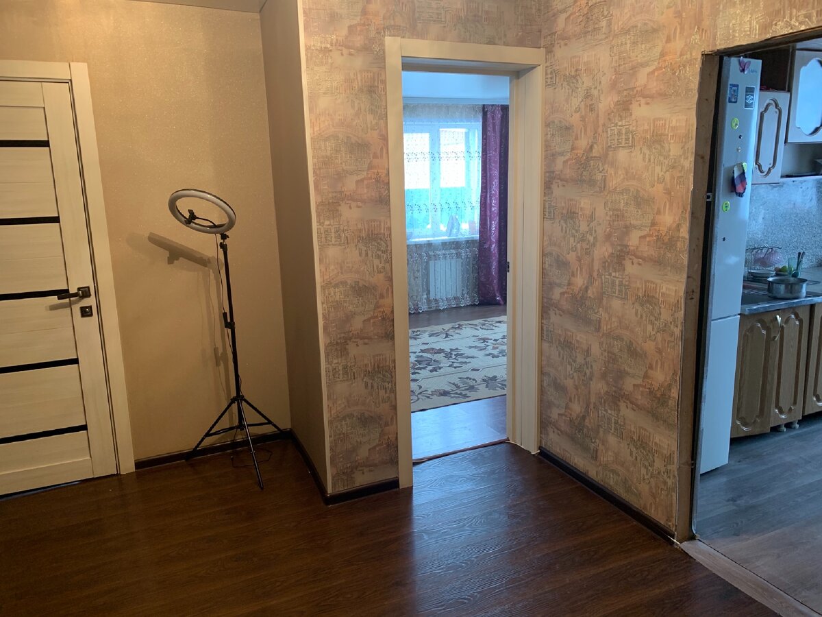 Проход Справа 👉 кухня, зал. Слева 👈 ванная комната. Коридор- 15 кВ. (фото автора)