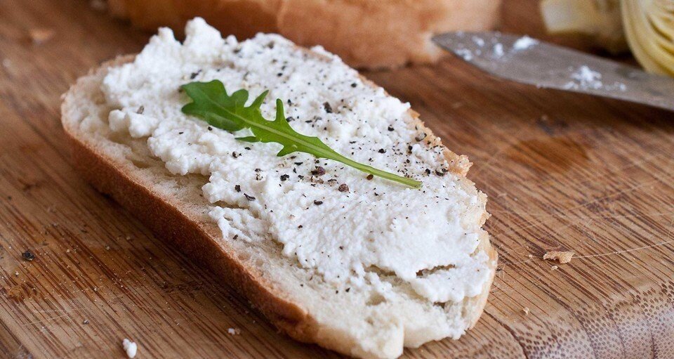 рикотта аль форно. сывороточные сыры. сыр с зеленью. рикотта ванильная. итальянский мягкий сыр рикотта.