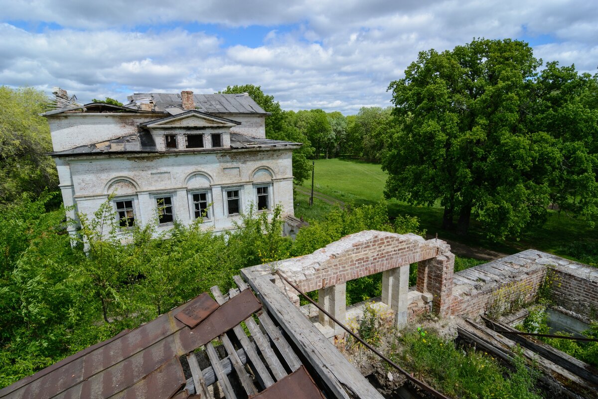 Руины усадьбы Орловых-Давыдовых в селе Усолье