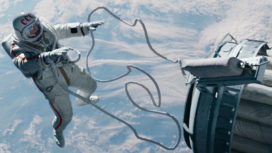 Леонов с трудом вошел в шлюзовую камеру, поскольку из-за разности давлений его скафандр раздулся