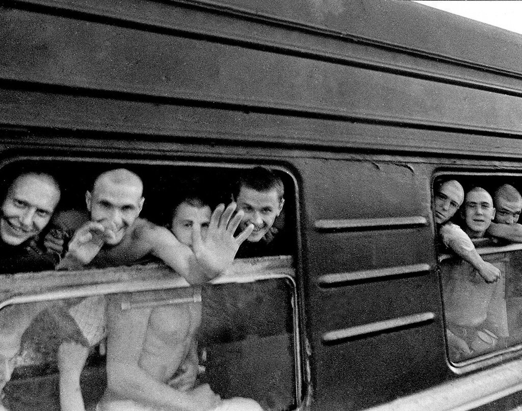 Последний момент перед отправкой поезда с призывниками