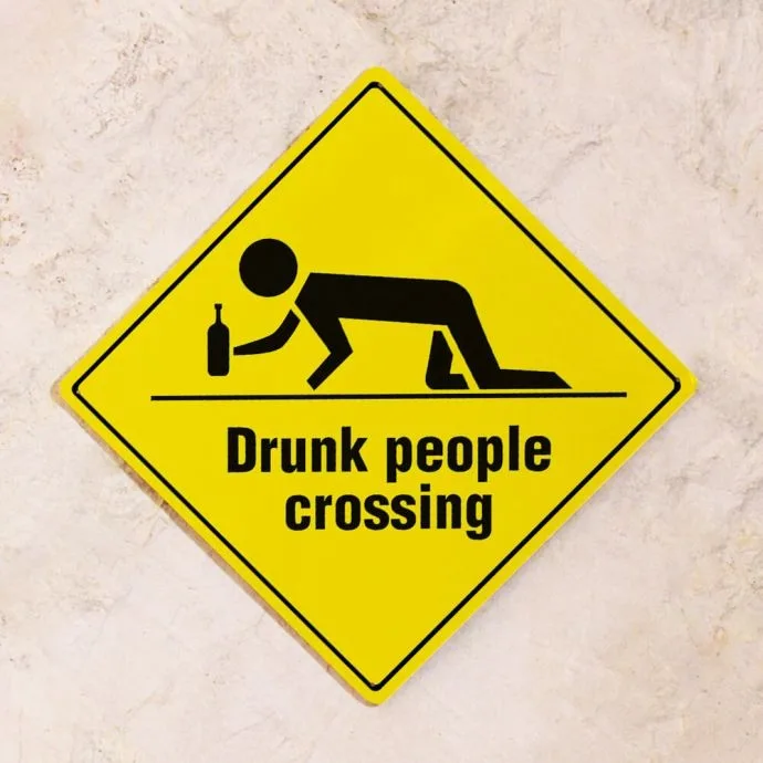 Дорожный знак с английским  юмором "Осторожно пересечение дороги пьяными людьми" ))))
