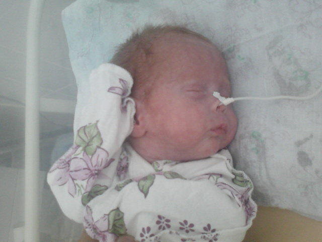 Здесь мы уже лежим вместе. Малыш ест часть смеси из бутылочки, остальное - через катетер.