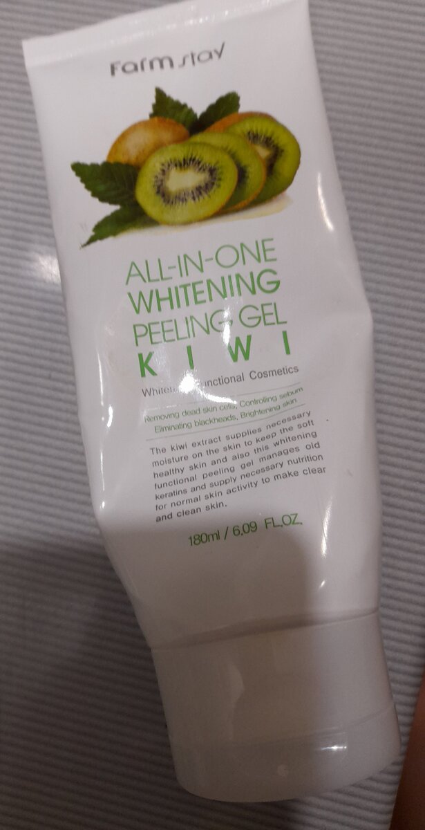 Имеет ярко выраженный,  кисловатый и чуть химозный запах киви