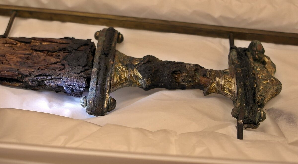 Меч из восьмого могильника Вальсгарде (оригинал). Фото из Стокгольмского исторического музея. Другой ракурс