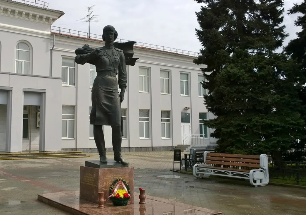 Памятник Евдокии Бершанской перед зданием краснодарского аэропорта. Фото из открытых источников.