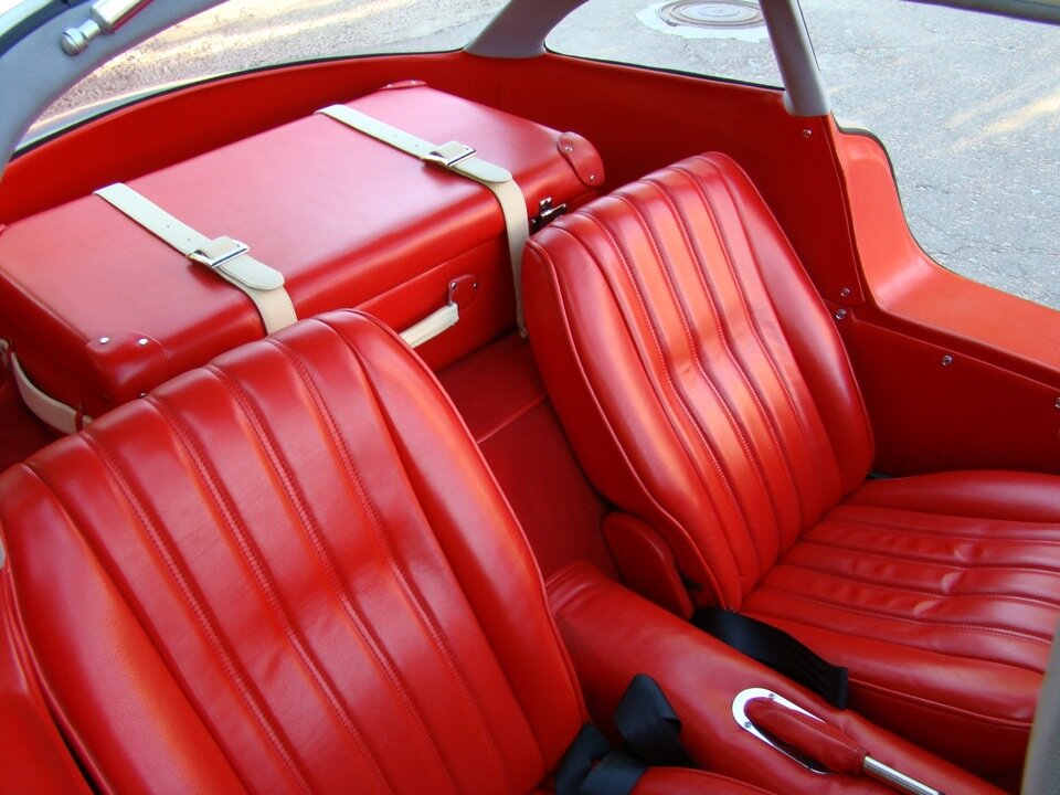  Задние сиденья на протяжении многих лет представляли собой диваны, лишь в конце 20-го века конструкторы принялись за их доработку. Была проведена значительная работа по обеспечению комфорта каждому пассажиру, даже если сиденье и выглядят, как единое целое, иногда возможна д
Первые сиденья были очень мягкими и представляли собой незатейливые пышные диваны. В зависимости от комплектации, а также от типа автомобиля, они могли отличаться по уровню комфорта. На первое время преобладали коричневые и черные цвета, за редким исключением можно было встретить и вариант с цветными тканевыми вставками. Об эргономичности сидений в то время даже и не задумывались, диванные сиденья иногда окружали мягким покрытием на боковинах кузова, из-за чего могло сложиться ощущение, что находишься в комнате дома. В некоторой мере, это способствовало безопасности, но и скорости в то время были небольшими.

Немного позднее, в автомобильную моду пришли раздельные сиденья (англ. – Bucket seat), их все чаще стали устанавливать спереди. Хотя, в США до сих пор некоторые автомобили оснащают “диванными сиденьями” (англ. – Bench seat). Обе эти разновидности имеют свои плюсы и минусы. Например, на широком диванном сиденье могут разместиться и 3 человека, но больший комфорт и лучшая эргономика присущи раздельным сиденьям. На такое широкое распространение “Bench seat” среди американских автомобилей повлияло повсеместное применение автоматических коробок переключения передач, тогда как в Европе чаще пользовались механическими. Поскольку ручка “автомата” размещалась возле руля, то освобождалось место для ног пассажира, сидящего по центру.
В нынешнее время размеры спортивных сидений точно подогнаны под человеческое тело, сиденья очень жесткие, они не должны прогибаться. Материал обеспечивает фиксацию, а форма ковша – естественную вентиляцию.
ополнительная регулировка и трансформация. В таком нововведении есть и свои недостатки: при посадке трех человек средний пассажир будет испытывать дискомфорт, поскольку его место будет расположено на возвышении, а то и на убранном подлокотнике.