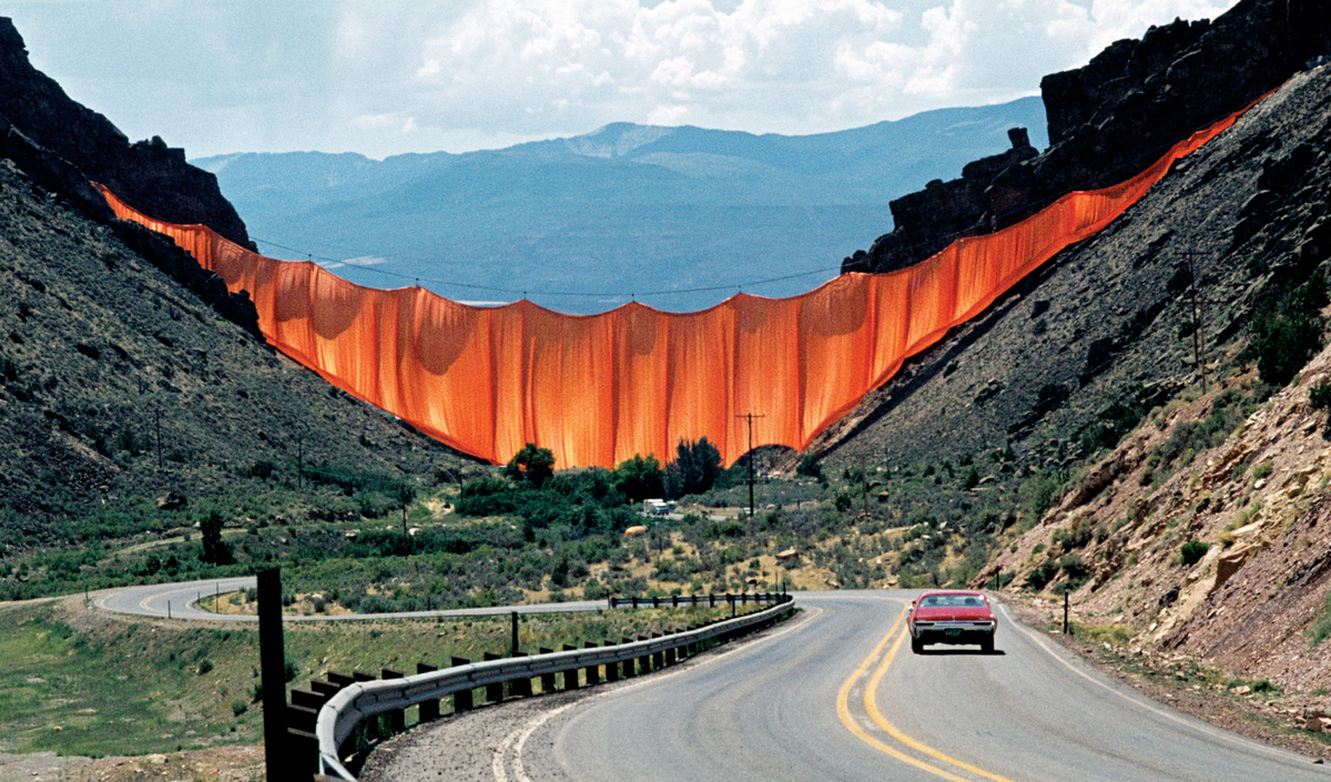 Христо. Christo and Jeanne-Claude. Занавес Долины Колорадо, 1972. Христо Колорадо занавес. Христо Явашев и Жанна-Клод де Гийебон.