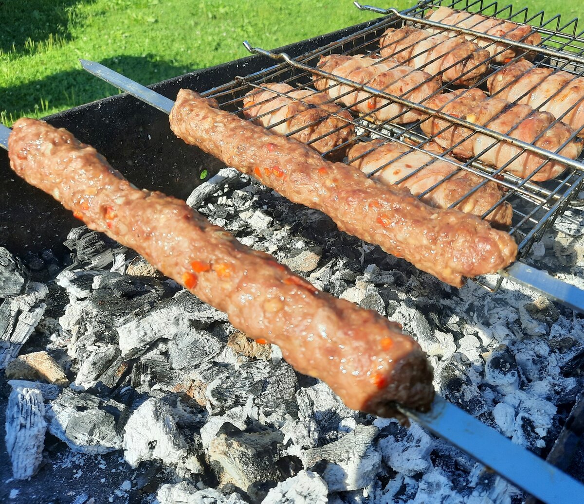 Люля-кебаб из индейки и свинины на мангале