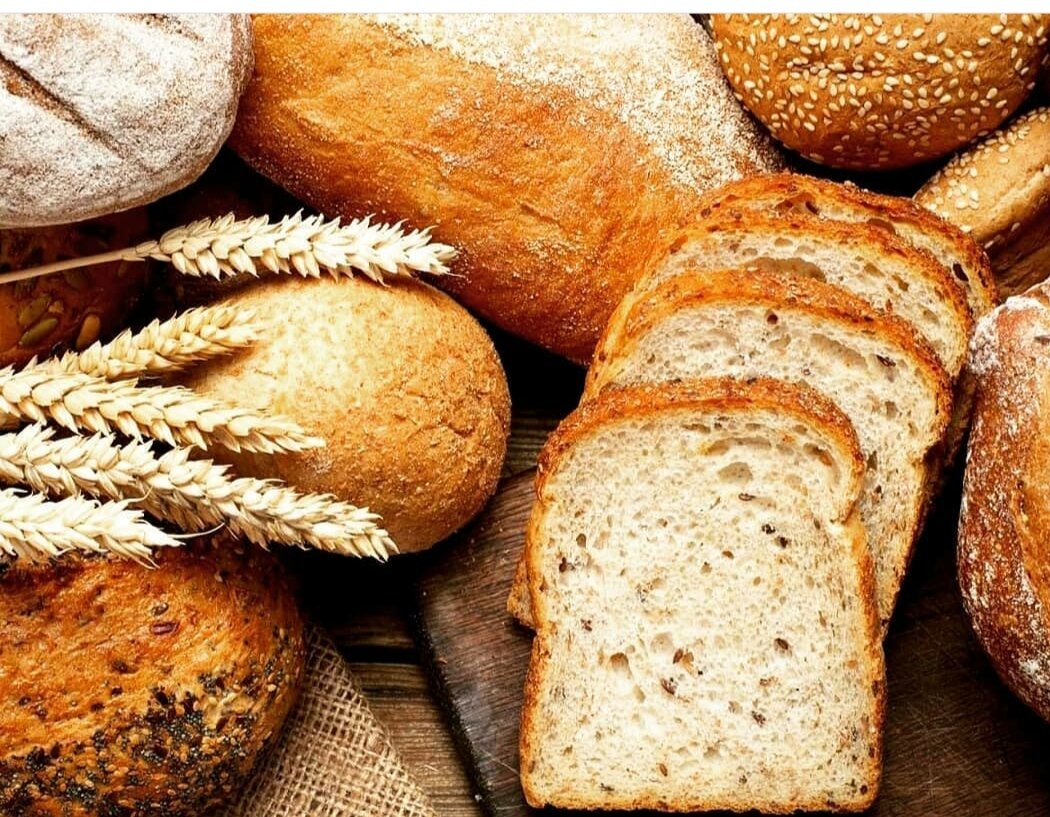 Вы знаете, как много разных диет и рекомендаций по здоровому образу жизни и питанию нас окружают.⠀
⠀
Порой, они бывают противоречивы и не так просто разобраться, где досужие домыслы, для заполнения блогов контентом, выдаваемые за непререкаемую истину, а где правда.⠀
⠀
Возьмём популярный вопрос с глютеном или клейковиной - это белок, который содержится в зерновых культура. ⠀
⠀
Разве что только из электрической розетки не транслируют о его вреде.⠀
О том, как он разрушает кишечник, вызывая его воспаление.⠀
⠀
Пища, содержащая глютен (а это почти всё, что производится из зерновых культур!), стала для многих табу.⠀
⠀
Люди кропотливо изучают состав продукта, лишь бы не съесть этот злосчастный глютен! ⠀
⠀
Да, он вреден и даже опасен.⠀
⠀
Но! Только примерно для 1% населения Земли, у которых имеется дефект генов, в виде мутаций, не позволяющих усваивать этот белок.⠀
(попробуйте сопоставить количество людей в вашей местности, в магазинах, циркулирующих вокруг организованных по всем правилам маркетинга прилавков, с реальным числом людей, кому действительно не стоит употреблять глютен).⠀
⠀
Человечество миллионы лет взращивало злаки. Зерновые использовались для приготовления пищи во всю историю человечества, наши организмы прекрасно адаптированы к этому белку.⠀
⠀
Его непереносимость - это сбой, мутация, как непереносимость сахаров при сахарном диабете.⠀
⠀
Ставить этот сбой в степень нормы ошибочно, пусть даже выгодно с точки зрения маркетинга (как информационного так и продовольственного и других).⠀
⠀
Только наблюдая реакции людей на глютен, может показаться, что непереносимость больше 1%.⠀
⠀
Это действительно так. 

