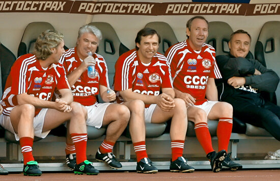 Иногда ветераны сборной СССр по футболу собираются вместе. Фото Яндекс.Картинки. 