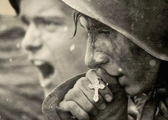 Солдат и крест.