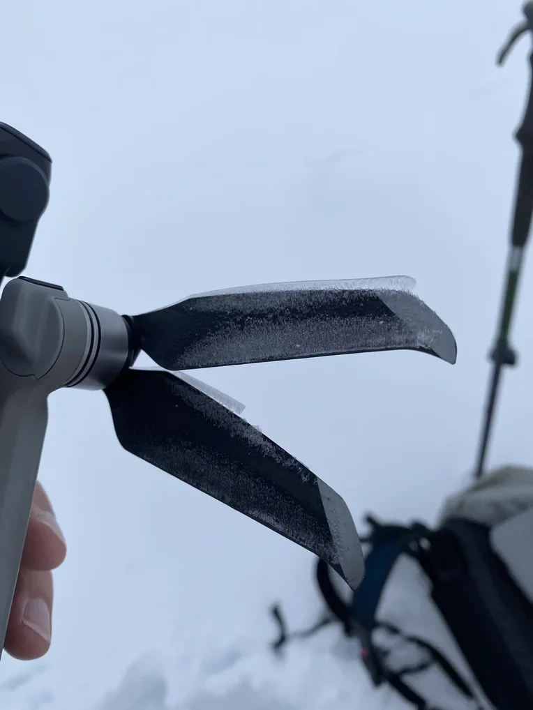 хороший слой льда на передней кромке винтов