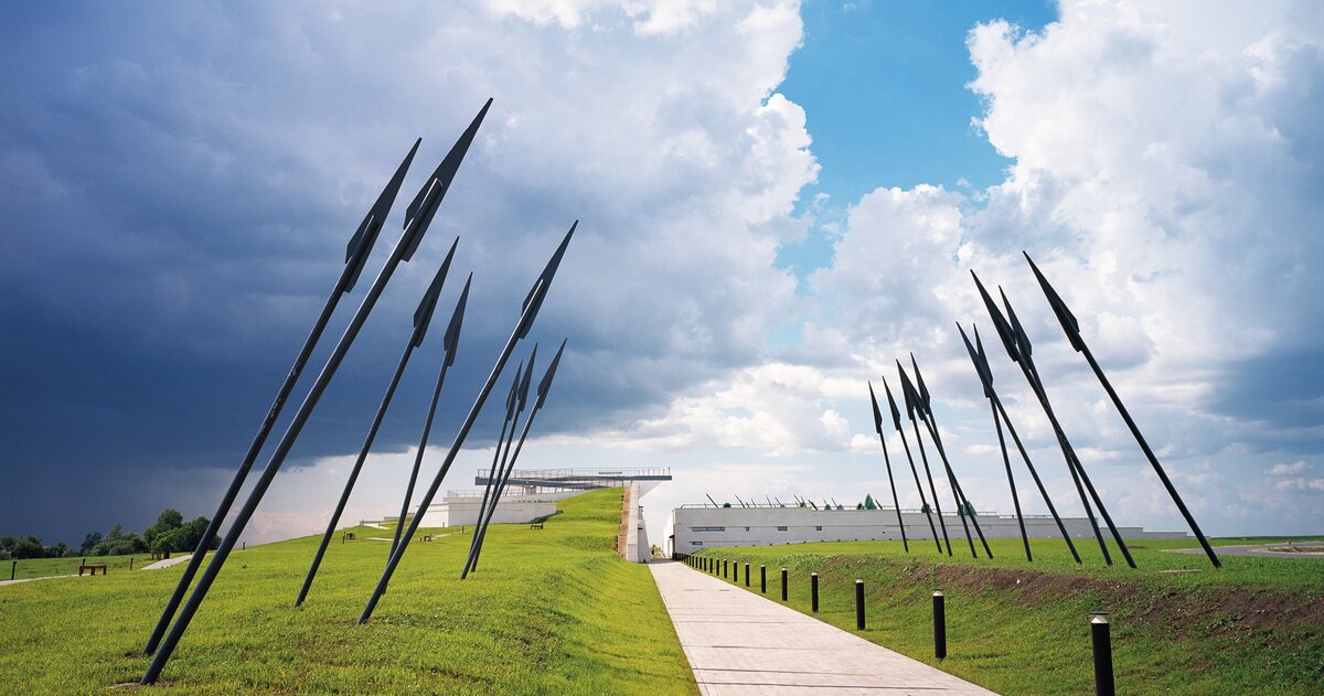 К Музею Куликовской битвы ведет дорожка с копьями. Их высота 6 метров.