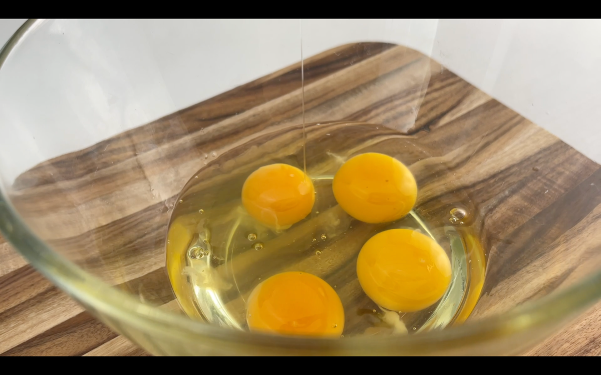 Разбить 4 яйца