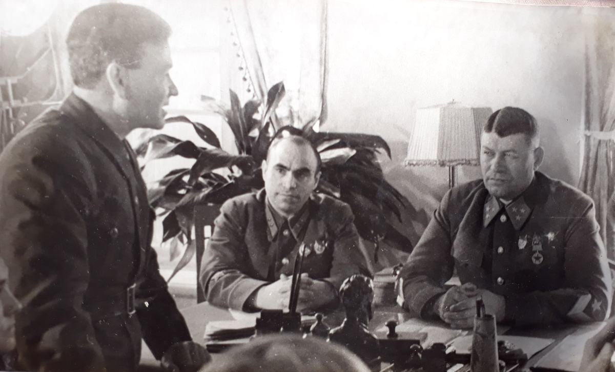 В штабе Ф.Я. Костенко. Фото из семейного архива родной внучки Костенко Т. Источник: открытый доступ