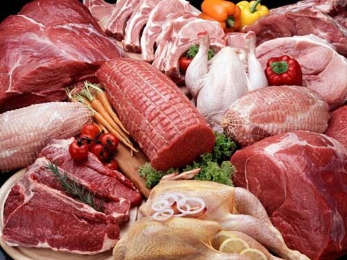 Всегда выбирайте свежее мясоРассол потребуется для того, чтобы подготовить говядину и свинину к коптильне холодного или горячего приготовления. Он поможет сделать продукт более мягким, нежным и пряным. Существуют разные рецепты маринада, и каждый по-своему интересен. Можно использовать и стандартный.Для этого нужно
