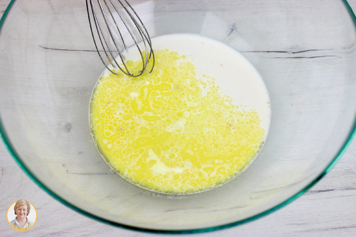 Приготовим тесто. В миску налить теплой воды, молоко, добавить сахар, дрожжи (если не уверены в дрожжах оставьте минут на 15, если жидкость покрылась пузырьками, значит дрожжи хорошие) размешать до растворения дрожжей и сахара. Добавить соль, растопленное сливочное масло, перемешать. 