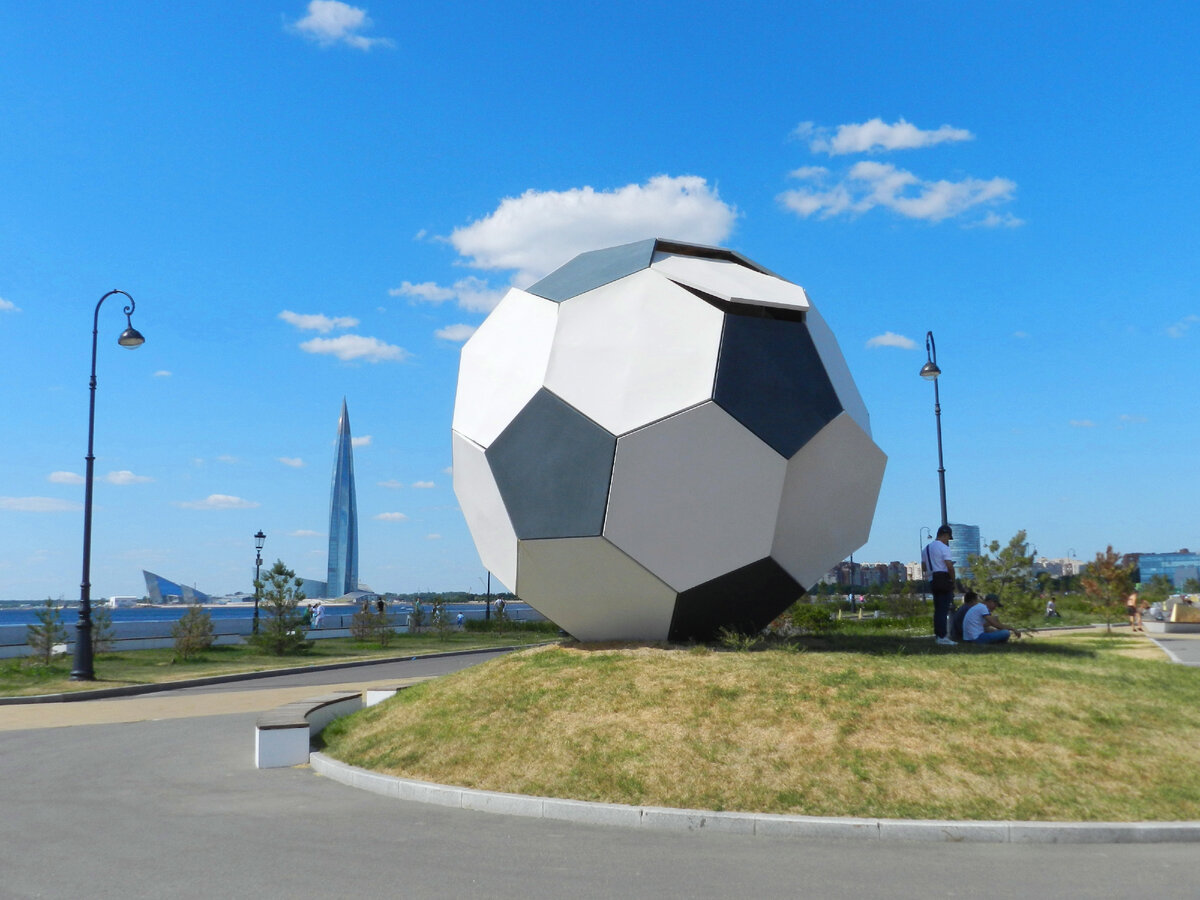 Вид на Лахта-Центр от фигуры футбольного мяча, что возле метро "Зенит", во время проведения матчей чемпионата Европы по футболу в июле 2021 года.