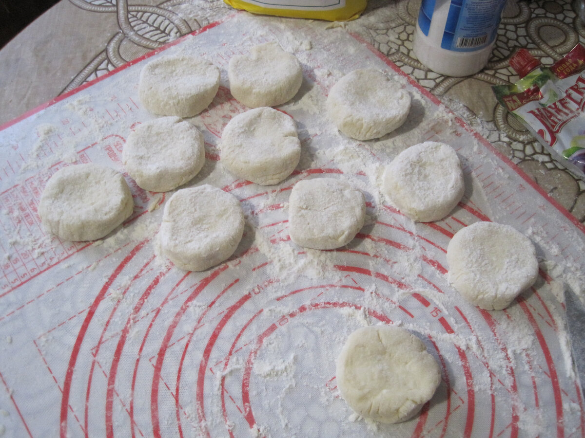 Обваливать ли сырники в муке. Рассыпчатый творог для сырников. рассыпуха с творогом. творожное рассыпчатое тесто из творога. сырники поэтапно с фото.