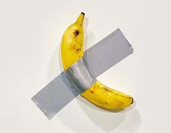 Тот самый банан Маурицио Каттелана  (инсталляция Комедиант) который был продан за 120 тысяч долларов. Чуть ниже скажу о нём ещё несколько слов.