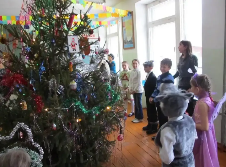 Праздничная елка школа. Новогодняя елка в первом классе. Елка в школе. Новогодняя елка в школе ряженской. Праздник елка в школе.