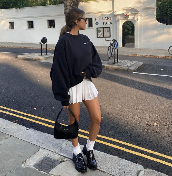 Образ с теннисной юбкой. Обратите внимание на сочетание черных лоферов и свитшота - деловая обувь и спортивный верх.