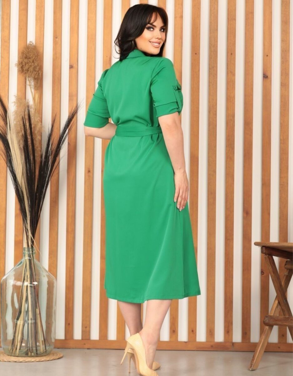 Y- образная линия горла, спереди пуговицы, карманы спереди,  имеется пояс.