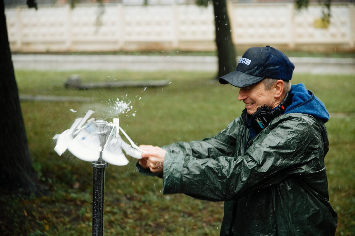 Режиссер Александр Карпиловский по традиции разбивает в начале съемок тарелку