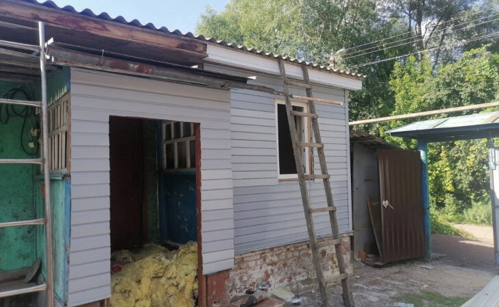    После обстрелов в Глушковском районе Курской области ремонтируют дома