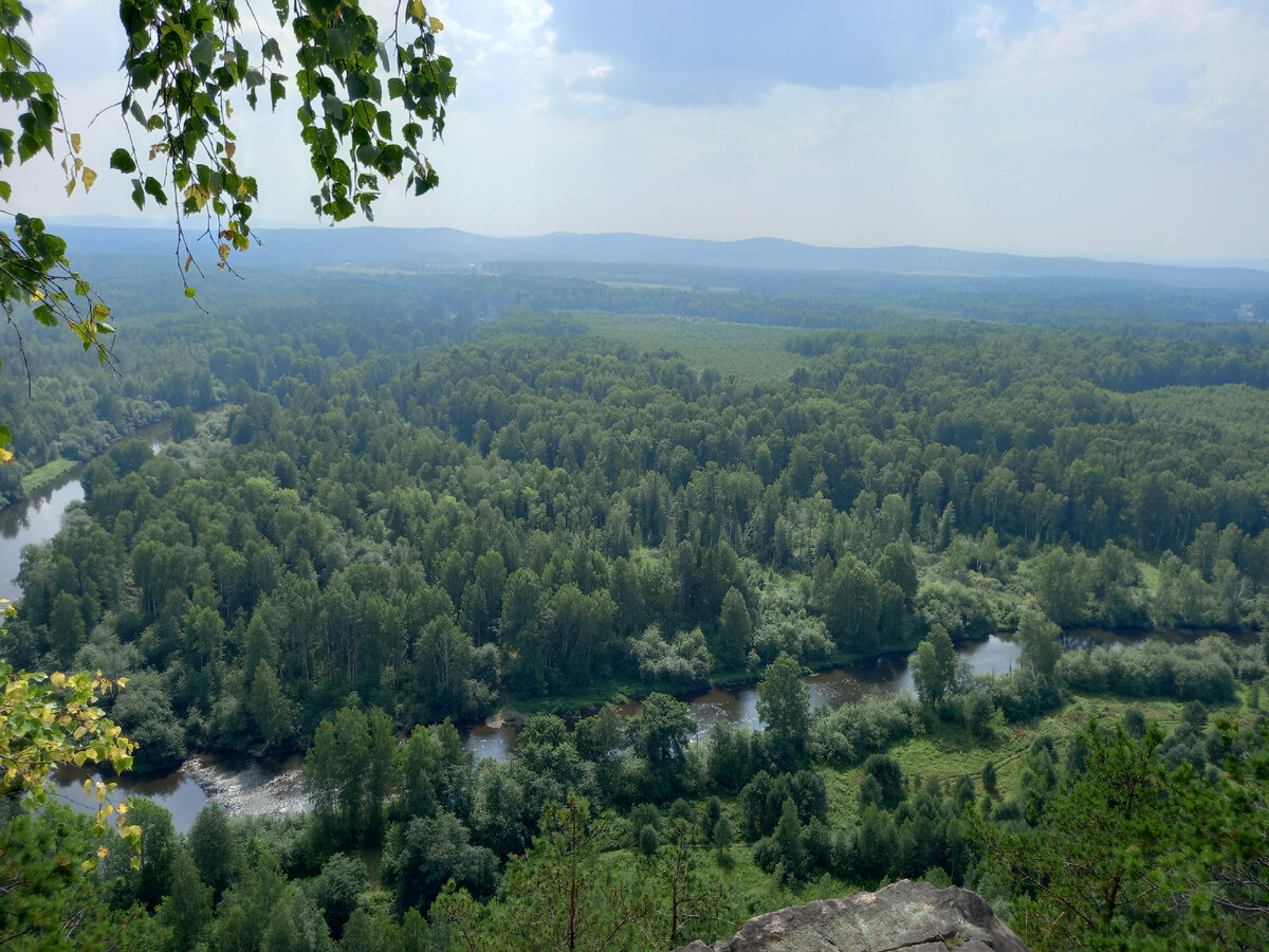 Вид, открывающийся с вершины скалы Медведь-камень