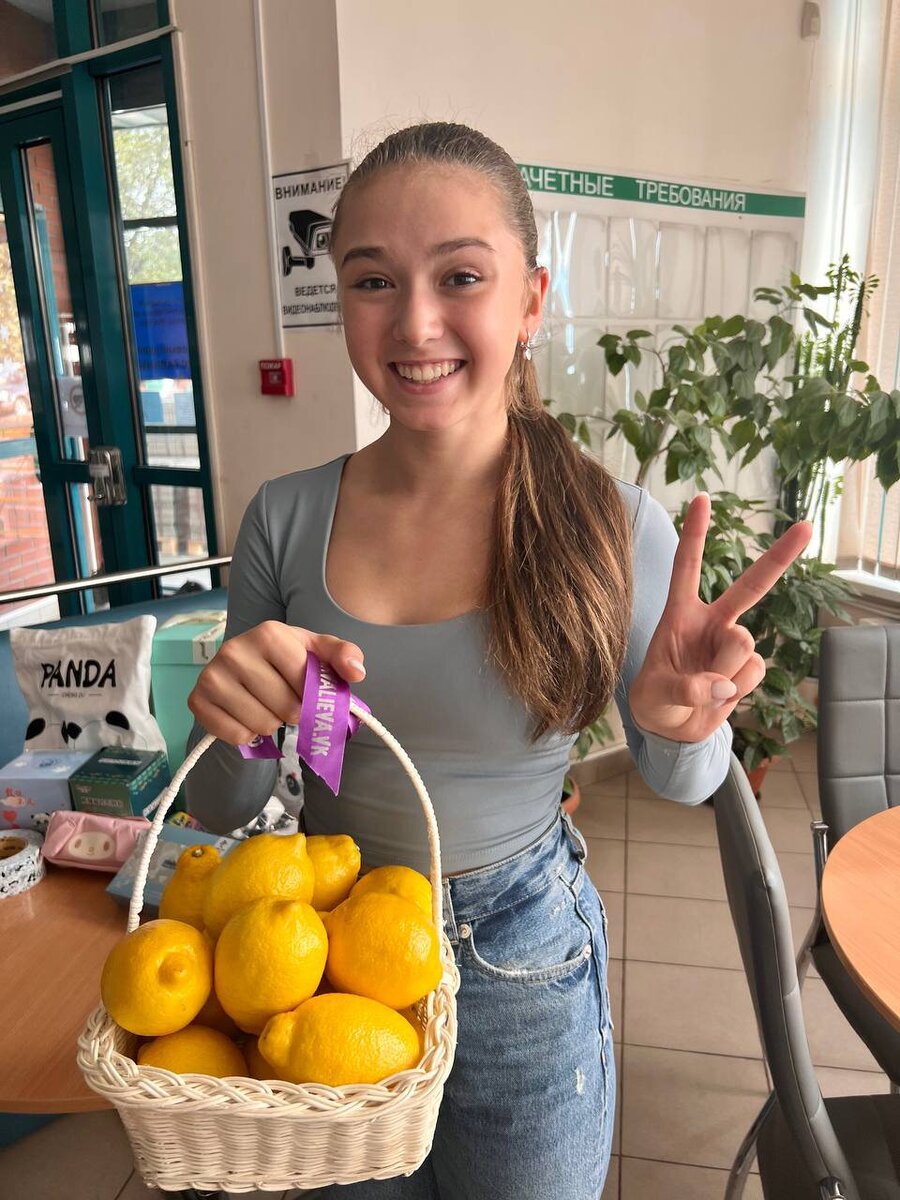 лимоны на прилавке. лимоны в пакете. пятерочка лимон узбекистан. много лимонов. лимон на белом фоне.