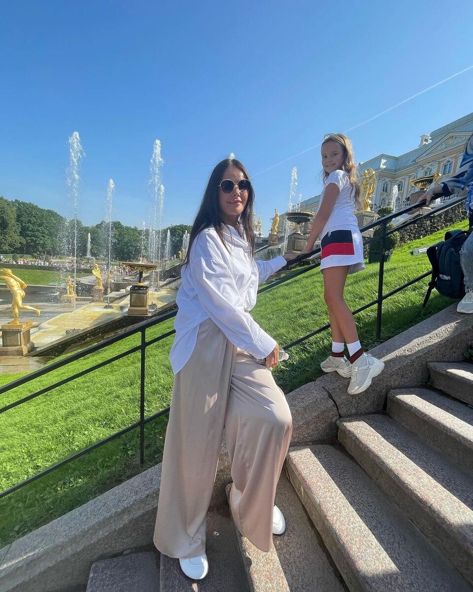    Оксана Федорова с дочерью в "Петергофе" Соцсети Оксаны Федоровой