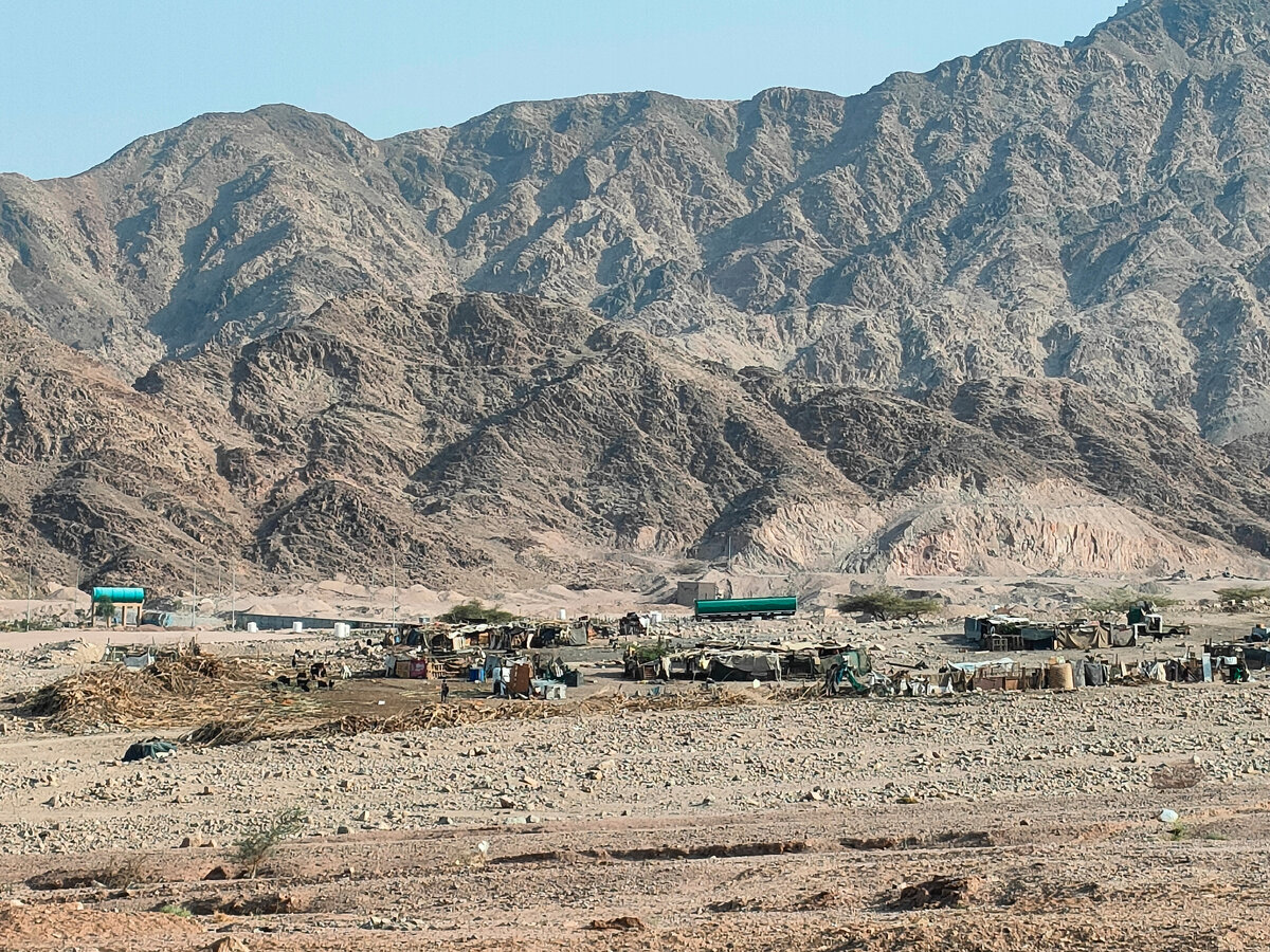 Да, это в течение суток после возвращения. Бедуинское стойбише из г... и палок в пределах 10 минут хода от меня. Так получилось))