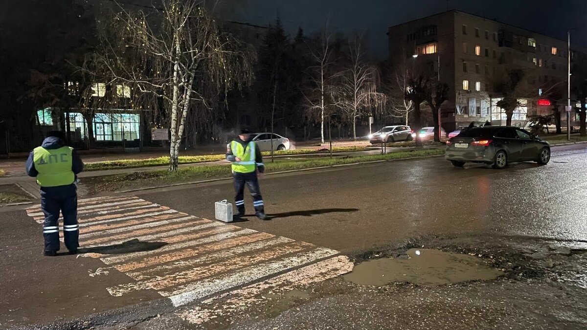     Жители Котово Волгоградской области требуют от властей привести в порядок пешеходные переходы после трагического ДТП. На днях в городе водитель сбил женщину на опасной «зебре», сейчас она находится в тяжелом состоянии.