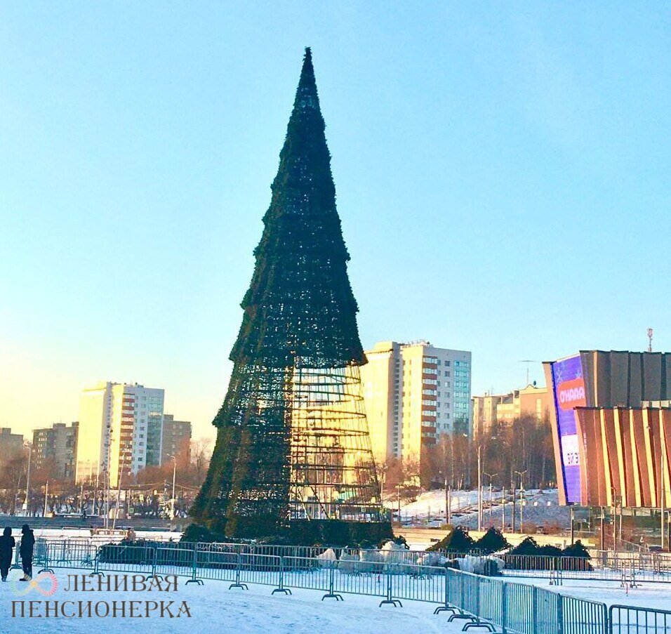 На эспланаде почти собрали Галину Леонидовну. Фото: Сергей ,Вершинин. Источник: ТГ-канал Пермь Активная