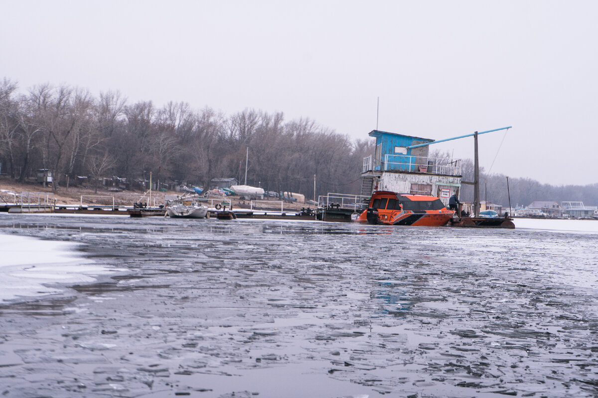 Первый лед в яхт-клубе