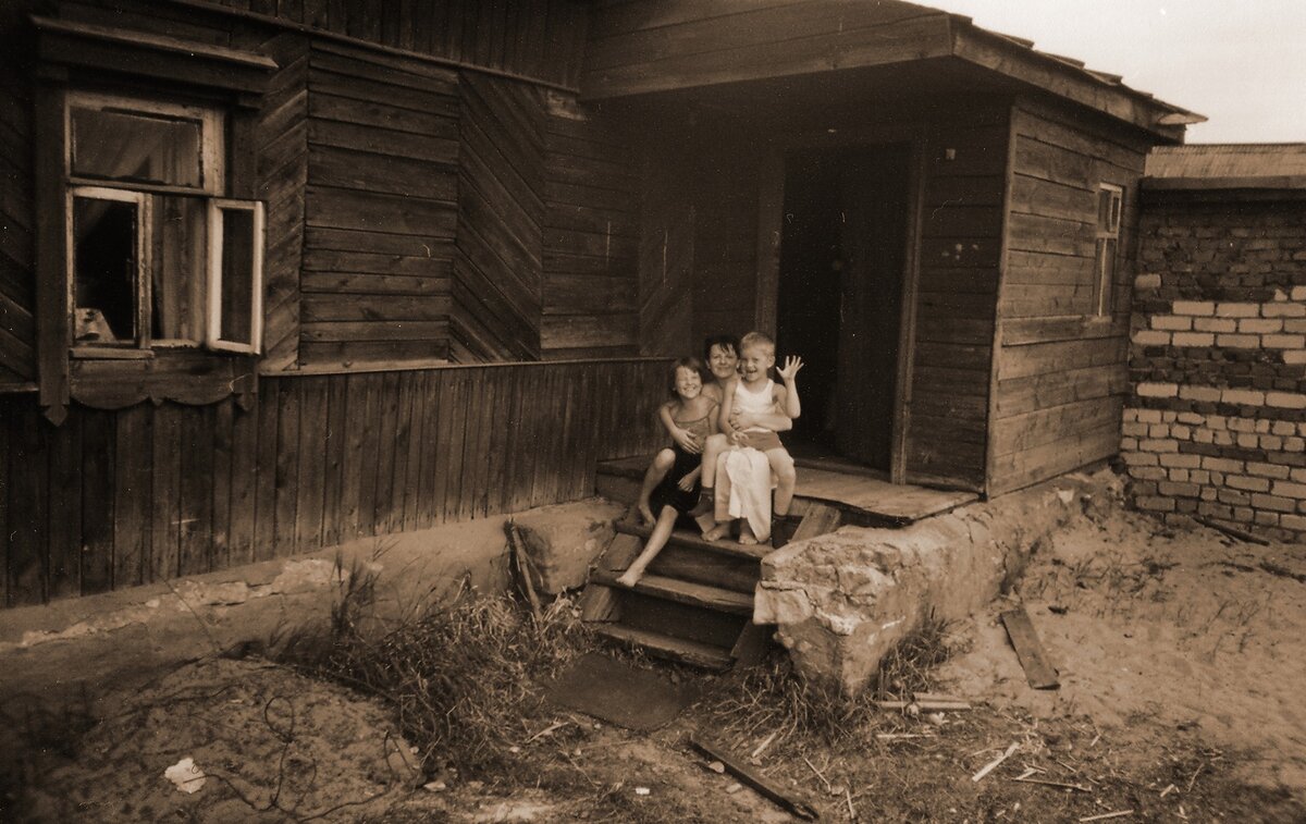 На фото я с моими детьми в первое лето в этом доме. 2002 год.