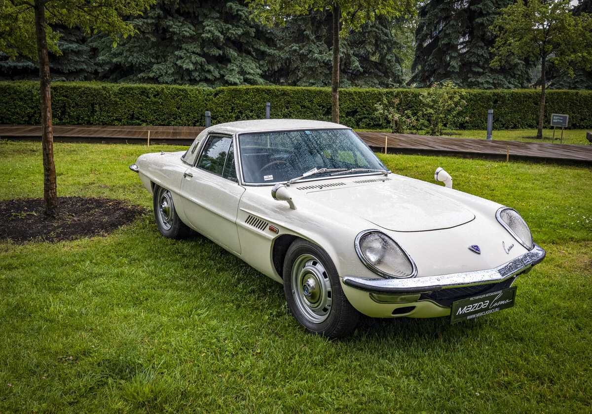    Ажурный стремительный дизайн, скромные размеры, масса менее тонны и очень компактный, «игрушечный» двухсекционный мотор объёмом 982 куб. см — таково купе Cosmo первого поколения. Выпущено всего-навсего 1176 штук!   
Светлана Парфенова