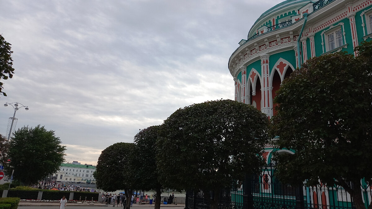 Екатеринбург, 2023 г.. Дом Севастьянова Н. И. (в советское время Дом Союзов). Городской пруд на том же месте, но закрыт обзор деревьями. Фото автора.