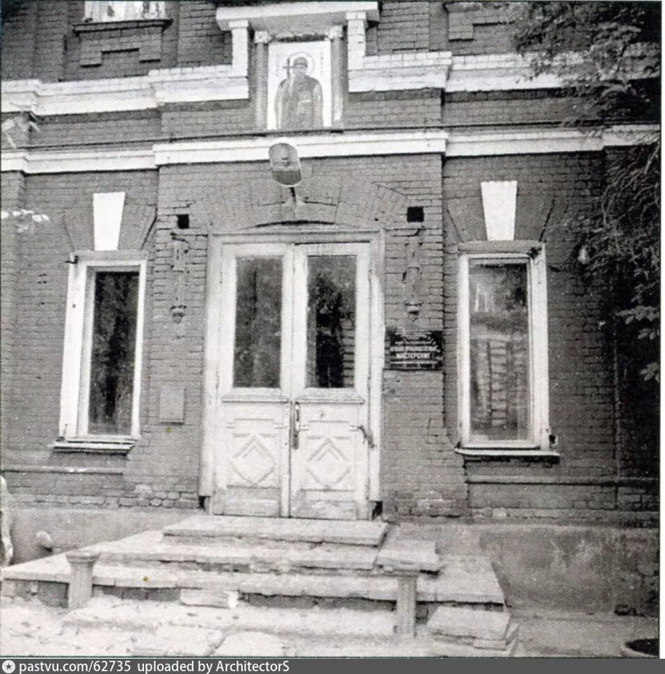 Над входом в главное здание больницы сохранилась икона святой равноапостольной княгини Ольги. Икона из разноцветной смальты, работы Виктора Васнецова (копия с Владимирского собора г.Киева), 1886 года. Уникальным является то, что оба образа пережили советское время, и даже не были закрыты, закрашены. 1990 год. Автор Петр Паламарчук. Источник: Сорок Сороков, 1995 год 3 том.